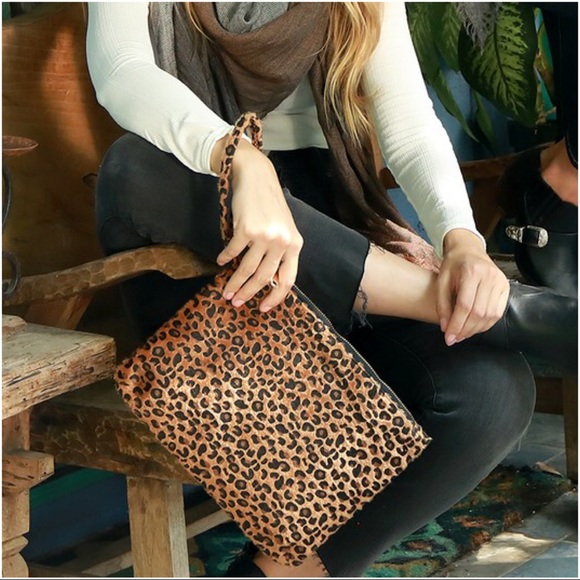 Handbags - ✨LAST ONE✨Leopard faux fur clutch